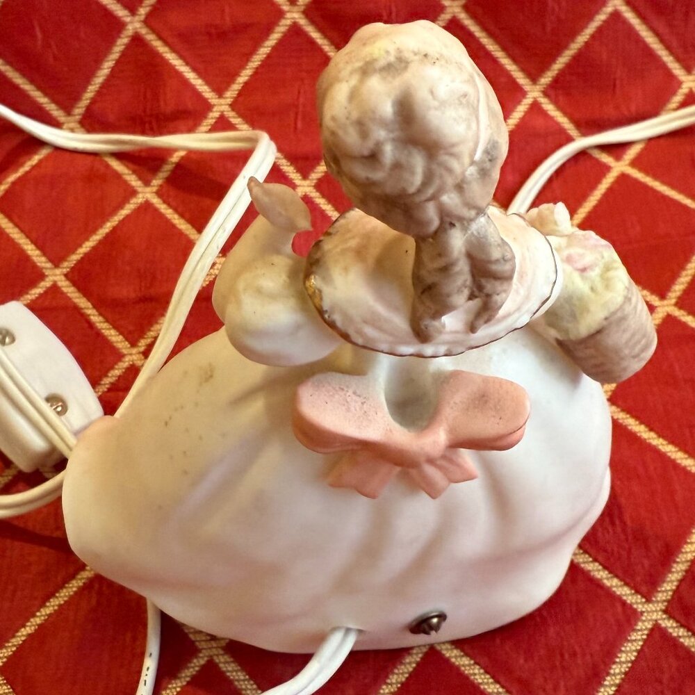 Vintage Lady Figurine Lamp. - Picture 4 of 13
